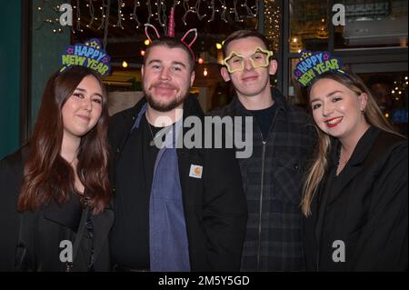 Wardwick, Derby, 31 dicembre 2022. - I Revellers si divertono a New York nel 2023 nel centro di Derby. Ci si aspetta che migliaia di festaioli riempiano i bar e i club mentre i festeggiamenti continuavano fino alla notte. Credito: Interrompi stampa Media/Alamy Live News Foto Stock