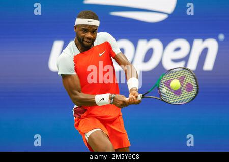 Il tennista americano Frances Tiafoe in azione al torneo di tennis US Open 2022, New York, New York state, USA. Foto Stock