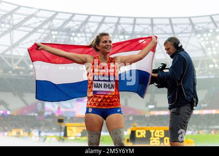 Marlou van Rhijn festeggia la vittoria dell'oro T44 T43 200m ai Campionati mondiali di Para Athletics 2017 dello stadio di Londra. Bandiera olandese. Videocamera multimediale Foto Stock