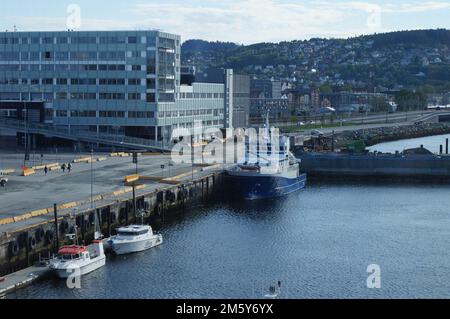 Un drone di una grande nave sulla superficie dell'acqua a Oslo, Norvegia Foto Stock