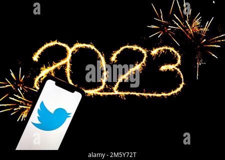 Polonia. 31st Dec, 2022. In questa immagine viene visualizzato un logo Twitter sullo smartphone. (Foto di Filip Radwanski/SOPA Images/Sipa USA) Credit: Sipa USA/Alamy Live News Foto Stock