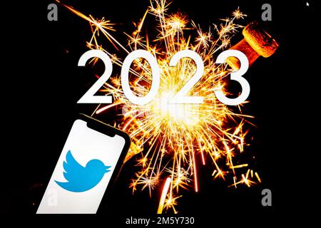 Polonia. 31st Dec, 2022. In questa immagine viene visualizzato un logo Twitter sullo smartphone. (Foto di Filip Radwanski/SOPA Images/Sipa USA) Credit: Sipa USA/Alamy Live News Foto Stock
