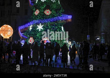 Odessa, Ucraina. 31st Dec, 2022. La gente ha visto camminare vicino all'albero di Natale su Deribasovskaya Street. A Odessa, un albero di Capodanno è stato installato su Deribasivska Street. L'ufficio del sindaco decise di collocare il simbolo principale del nuovo anno nonostante la guerra e i blackout, chiamandolo l'albero di Natale dell'indomitabilità. (Credit Image: © Viacheslav Onyshchenko/SOPA Images via ZUMA Press Wire) Foto Stock