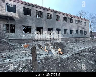 Lyman, Ucraina. 31st Dec, 2022. Un edificio della polizia danneggiato dopo uno sciopero missilistico russo a Lyman, Ucraina, sabato 31 dicembre 2022. Una persona è stata uccisa e 20 sono stati feriti Sabato nella capitale Ucraina di Kyiv in una nuova ondata di attacchi russi, il sindaco vitali Klitschko della città ha detto. Photo by Ukrainian Police /UPI Credit: UPI/Alamy Live News Foto Stock