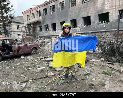 Lyman, Ucraina. 31st Dec, 2022. Soldato ucraino in un edificio della polizia danneggiato dopo uno sciopero missilistico russo a Lyman, Ucraina, Sabato 31 dicembre 2022. Una persona è stata uccisa e 20 sono stati feriti Sabato nella capitale Ucraina di Kyiv in una nuova ondata di attacchi russi, il sindaco vitali Klitschko della città ha detto. Photo by Ukrainian Police /UPI Credit: UPI/Alamy Live News Foto Stock