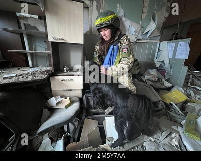 Lyman, Ucraina. 31st Dec, 2022. Soldato ucraino in un edificio della polizia danneggiato dopo uno sciopero missilistico russo a Lyman, Ucraina, Sabato 31 dicembre 2022. Una persona è stata uccisa e 20 sono stati feriti Sabato nella capitale Ucraina di Kyiv in una nuova ondata di attacchi russi, il sindaco vitali Klitschko della città ha detto. Photo by Ukrainian Police /UPI Credit: UPI/Alamy Live News Foto Stock