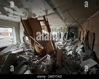 Lyman, Ucraina. 31st Dec, 2022. Un edificio della polizia danneggiato dopo uno sciopero missilistico russo a Lyman, Ucraina, sabato 31 dicembre 2022. Una persona è stata uccisa e 20 sono stati feriti Sabato nella capitale Ucraina di Kyiv in una nuova ondata di attacchi russi, il sindaco vitali Klitschko della città ha detto. Photo by Ukrainian Police /UPI Credit: UPI/Alamy Live News Foto Stock