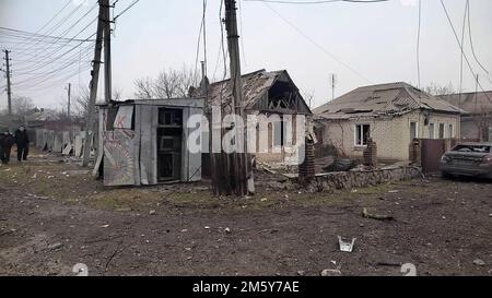 Zaporizhia, Ucraina. 31st Dec, 2022. I vigili del fuoco effettuano lavori di estinzione dopo lo sciopero missilistico russo a Mykolaiv, Ucraina, sabato 31 dicembre 2022. Una persona è stata uccisa e 20 sono stati feriti Sabato nella capitale Ucraina di Kyiv in una nuova ondata di attacchi russi, il sindaco vitali Klitschko della città ha detto. Photo by Zaporizhia Region Administration/UPI Credit: UPI/Alamy Live News Foto Stock