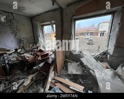Lyman, Ucraina. 31st Dec, 2022. Un edificio della polizia danneggiato dopo uno sciopero missilistico russo a Lyman, Ucraina, sabato 31 dicembre 2022. Una persona è stata uccisa e 20 sono stati feriti Sabato nella capitale Ucraina di Kyiv in una nuova ondata di attacchi russi, il sindaco vitali Klitschko della città ha detto. Photo by Ukrainian Police /UPI Credit: UPI/Alamy Live News Foto Stock