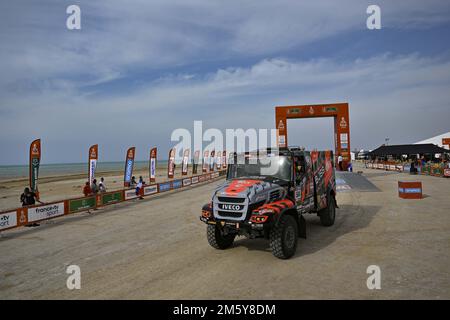 504 VERSTEIJNEN Victor Willem Corne (nld), VAN DER SANDE Andreas Wilhelmus Michel Marius (nld), VAN DAL Teun (nld), BOSS Machinery Team de Rooy, Iveco, Trucks, azione durante la cerimonia di partenza del podio della Dakar 2023, il 31 dicembre 2022 presso Yanbu, Arabia Saudita - Foto: Gigi Soldano /DPPI/LiveMedia Foto Stock