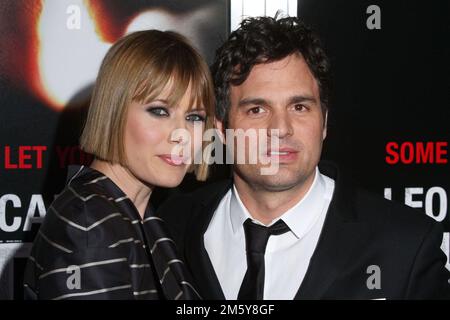 Mark Ruffalo e la moglie Sunrise Coigney partecipano alla proiezione di 'Shutter Island' al Teatro Ziegfeld di New York il 17 febbraio 2010. Photo Credit: Henry McGee/MediaPunch Foto Stock
