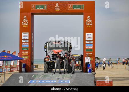 504 VERSTEIJNEN Victor Willem Corne (nld), VAN DER SANDE Andreas Wilhelmus Michel Marius (nld), VAN DAL Teun (nld), BOSS Machinery Team de Rooy, Iveco, Trucks, azione durante la cerimonia di partenza del podio della Dakar 2023, il 31 dicembre 2022 presso Yanbu, Arabia Saudita - Foto: Gigi Soldano /DPPI/LiveMedia Foto Stock