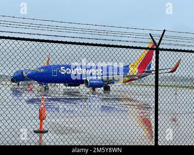 GOLETA, California, Stati Uniti 31st dicembre 2022. Aeroplano sud-ovest su asfalto all'aeroporto di Santa Barbara su una piovosa 31 dicembre 2022; in primo piano è un filo spinato. (Credit Image: © Amy Katz/ZUMA Press Wire) Credit: ZUMA Press, Inc./Alamy Live News Foto Stock