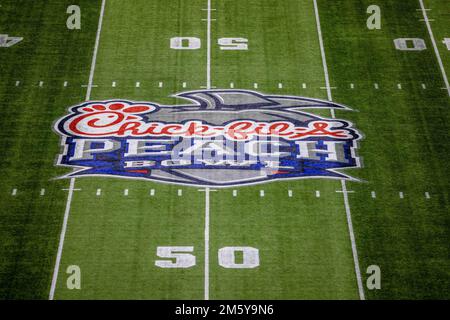 Atlanta, Georgia, Stati Uniti. 31st Dec, 2022. Logo Mid Field per il Chick-fil-a Peach Bowl del 2022 tra i Georgia Bulldogs e gli Ohio state Buckeyes allo stadio Mercedes-Benz di Atlanta, Georgia. (Scott Kinser/CSM). Credit: csm/Alamy Live News Foto Stock