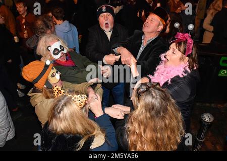 Bridport, Dorset, Regno Unito. 31st dicembre 2022. Revellers in Bucky Doo Square a Bridport in Dorset a mezzanotte per le celebrazioni di Capodanno della città. Picture Credit: Graham Hunt/Alamy Live News Foto Stock