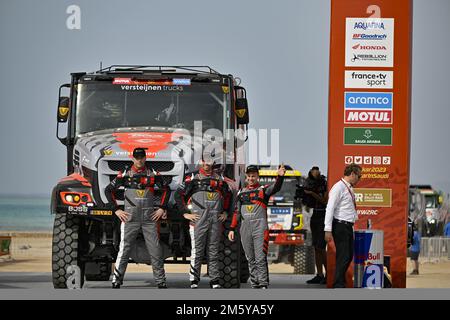 504 VERSTEIJNEN Victor Willem Corne (nld), VAN DER SANDE Andreas Wilhelmus Michel Marius (nld), VAN DAL Teun (nld), BOSS Machinery Team de Rooy, Iveco, Trucks, azione durante la cerimonia di partenza del podio della Dakar 2023, il 31 dicembre 2022 presso Yanbu, Arabia Saudita - Foto: Gigi Soldano /DPPI/LiveMedia Foto Stock