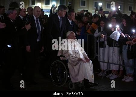 Città del Vaticano, Vaticano, 31 dicembre 2022. Papa Francesco visita il presepe di San Piazza Pietro al eng dei primi Vespri e il te Deum in San Basilica di Pietro. Maria Grazia Picciarella/Alamy Live News Foto Stock