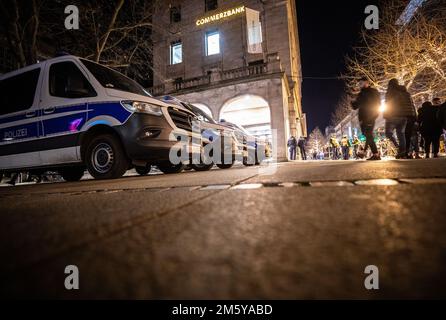 Stoccarda, Germania. 01st Jan, 2023. A Schlossplatz si trovano le pattuglie della polizia. La vigilia di Capodanno, i fuochi d'artificio sono vietati nell'anello cittadino di Stoccarda - la città ha organizzato una festa di Capodanno sulla Schlossplatz. Ci sono controlli agli ingressi dell'area festeggiamenti, poiché secondo gli organizzatori i pirocerrimi e il vetro non sono ammessi per motivi di sicurezza - la polizia fornirà la sicurezza. Credit: Christoph Schmidt/dpa/Alamy Live News Foto Stock