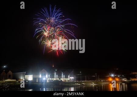 Bantry, West Cork, Irlanda. 31st Dec, 2022. Un enorme spettacolo pirotecnico si è svolto a Bantry la vigilia di Capodanno, per dare il benvenuto nel 2023. Credit: AG News/Alamy Live News. Foto Stock