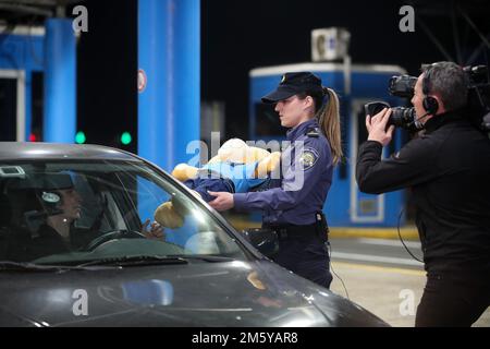 L'ultimo pilota che ha superato il valico di frontiera di Bregana nel 2022 è stato insignito di un orso di polizia a Bregana, in Croazia, il 31 dicembre 2022. A mezzanotte, la Croazia ha aderito alla zona Schengen e ha introdotto l'euro come mezzo di pagamento. Foto: Luka Stanzl/PIXSELL Foto Stock