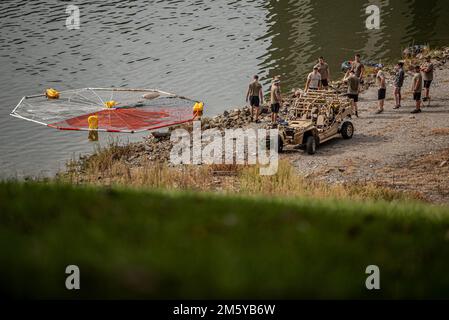 Gli specialisti delle attrezzature di volo della 123rd Operations Group della Guardia Nazionale del Kentucky si preparano per l'addestramento alla sopravvivenza in acqua al lago Taylorsville nella contea di Spencer, Ky., 10 settembre 2022. La formazione annuale aggiorna i membri dell'equipaggio sulle competenze apprese durante gli Stati Uniti Scuola di sopravvivenza dell'aeronautica. (STATI UNITI Air National Guard foto di Tech. Joshua Horton) Foto Stock