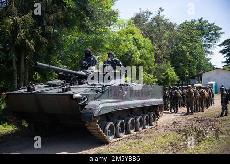 INDONESIA (20 dicembre 2022) – un carro armato indonesiano Korps Marinir conduce un attacco simulato contro gli Stati Uniti Marines del Battalion Landing Team 2/4, 13th Marine Expeditionary Unit, durante la cooperazione afloat Readiness and Training/Marine Exercise Indonesia 2022, dicembre 20. KARAT/MAREX Indonesia è un esercizio bilaterale tra Indonesia e Stati Uniti volto a promuovere la cooperazione regionale in materia di sicurezza, mantenere e rafforzare i partenariati marittimi e migliorare l'interoperabilità marittima. Nel suo 28th° anno, la serie KARAT è composta da esercizi multinazionali, progettati per migliorare gli Stati Uniti e partner navi Foto Stock