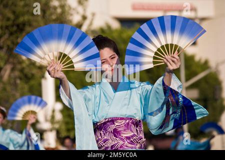 Ballerino in yukata all'Obon Festival di Little Tokyo, Los Angeles, CA H Foto Stock