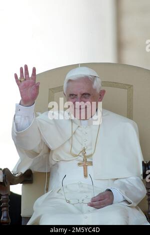 Roma, Italia. 01st Jan, 2023. ROMA, Italia - 31.12.2022: (IMMAGINE ARCHIVIO) Joseph Ratzinger, Papa Benedetto XVI durante le udienze a Vaitcano a Roma. Papa Benedetto XVI è morto alle 9,35 del 31 dicembre 2022 a Mater Ecclesiae in Vaticano. Successore di Papa Giovanni Paolo II dal 19 aprile 2005 al 28 febbraio 2013. Credit: Independent Photo Agency/Alamy Live News Foto Stock