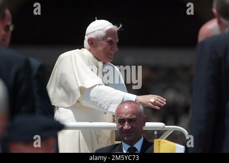 Roma, Italia. 01st Jan, 2023. ROMA, Italia - 31.12.2022: (IMMAGINE ARCHIVIO) Joseph Ratzinger, Papa Benedetto XVI durante le udienze a Vaitcano a Roma. Papa Benedetto XVI è morto alle 9,35 del 31 dicembre 2022 a Mater Ecclesiae in Vaticano. Successore di Papa Giovanni Paolo II dal 19 aprile 2005 al 28 febbraio 2013. Credit: Independent Photo Agency/Alamy Live News Foto Stock