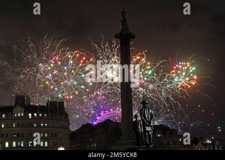 Londra, Regno Unito. 1st Jan, 2023. Fuochi d'artificio di Capodanno a Londra con la colonna di Nelson a Trafalgar Square, Londra per celebrare l'inizio del 2023 Credit: Paul Brown/Alamy Live News Foto Stock