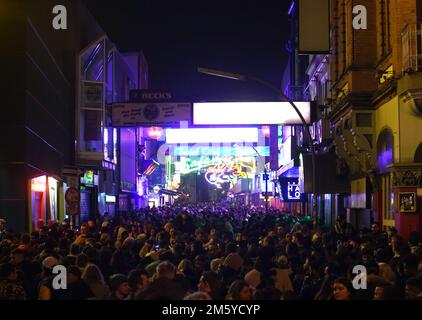 Amburgo, Germania. 01st Jan, 2023. I festaioli camminano attraverso Beatles-Platz e Große Freiheit la vigilia di Capodanno nel St Pauli. Credit: Marcus Brandt/dpa/Alamy Live News Foto Stock