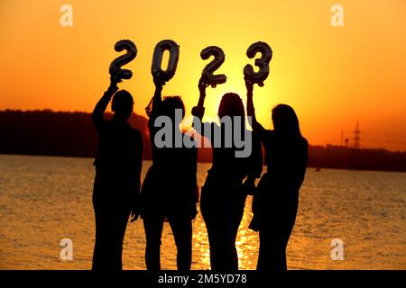 Bhopal, stato indiano di Madhya Pradesh. 31st Dec, 2022. La gente festeggia davanti al nuovo anno a Bhopal, la capitale dello stato indiano di Madhya Pradesh, il 31 dicembre 2022. Credit: Str/Xinhua/Alamy Live News Foto Stock