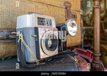 Una fotocamera d'epoca Kodak Brownie STARmeter esposta in una vetrina di negozi a Yerington, Nevada, USA Foto Stock