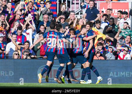 Barcellona, Spagna. 31st Dec, 2022. I giocatori di Barcellona festeggiano il loro gol durante una partita di calcio spagnola la Liga tra Barcellona e Espanyol a Barcellona, Spagna, 31 dicembre 2022. Credit: Joan Gosa/Xinhua/Alamy Live News Foto Stock