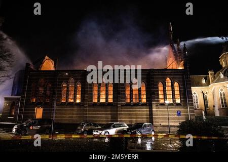 Veghel, Paesi Bassi. 1st gennaio 2023. VEGHEL - Vigili del fuoco ad un grande incendio nella Chiesa di Sint-Lambertus. La causa dell'incendio non è ancora nota. ANP ROB ENGELAAR netherlands OUT - belgium OUT Credit: ANP/Alamy Live News Foto Stock