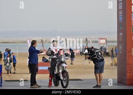 80 MARTYN HILLIER James (gar), Rich Energy OMG Racing Ltd, Gasgas, Moto, originale di Motul, azione durante la cerimonia di partenza del podio della Dakar 2023, il 31 dicembre 2022 nei pressi di Yanbu, Arabia Saudita - Foto: Gigi Soldano /DPPI/LiveMedia Foto Stock