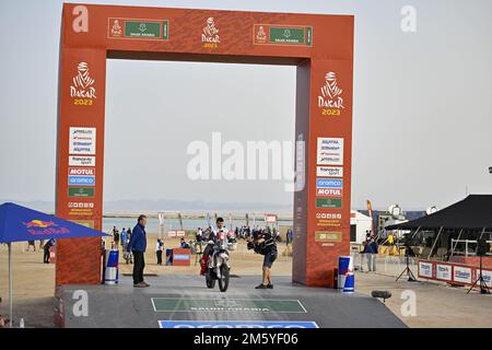 80 MARTYN HILLIER James (gar), Rich Energy OMG Racing Ltd, Gasgas, Moto, originale di Motul, azione durante la cerimonia di partenza del podio della Dakar 2023, il 31 dicembre 2022 nei pressi di Yanbu, Arabia Saudita - Foto: Gigi Soldano /DPPI/LiveMedia Foto Stock