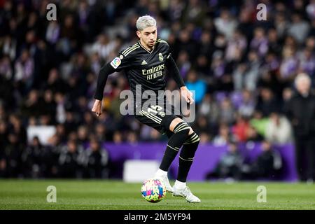 VALLADOLID, SPAGNA - 30 DICEMBRE: Fede Valverde del Real Madrid CF in azione durante la partita la Liga Santander tra Real Valladolid e Real Madrid CF a Jose Zorrilla il 30 dicembre 2022, a Valladolid, Spagna. Credit: Ricardo Larreina/AFLO/Alamy Live News Foto Stock