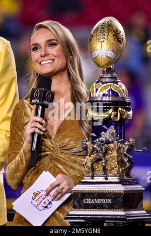 Glendale, Arizona, Stati Uniti. 31st Dec 2022. Glendale, Arizona, Stati Uniti. 31st Dec, 2022. Molly McGrath, reporter di ESPN con il Campionato Trophy dopo la partita di calcio semifinale del Fiesta Bowl College tra i TCU Horned Frogs e i Michigan Wolverines durante il Vrbo Fiesta Bowl il 31st dicembre 2022 a Glendale, Arizona.Mandatory Photo Credit: Louis Lopez/CSM/Alamy Live News Credit: CAL Sport Media/Alamy Live News Foto Stock