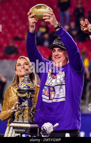 Glendale, Arizona, Stati Uniti. 31st Dec 2022. Glendale, Arizona, Stati Uniti. 31st Dec, 2022. Molly McGrath, reporter di ESPN con il allenatore capo della TCU Horned Frogs, Sonny Dykes, con il Campionato Trophy dopo la partita di calcio semifinale del Fiesta Bowl College tra la TCU Horned Frogs e la Michigan Wolverines durante la Vrbo Fiesta Bowl del 31st dicembre 2022 a Glendale, Arizona.Mandatory Photo Credit: Louis Lopez/CSM/Alamy Live News Credit: CAL Sport Media/Alamy Live News Foto Stock