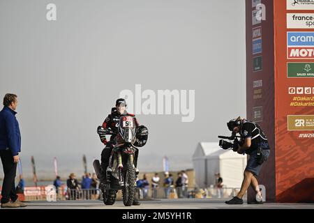 56 GOMEZ CANTERO Sandra (spa), Raids Experience, KTM, Moto, Motul, Azione durante la cerimonia di partenza del podio della Dakar 2023, il 31 dicembre 2022 nei pressi di Yanbu, Arabia Saudita - Foto: Gigi Soldano /DPPI/LiveMedia Foto Stock