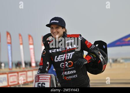 56 GOMEZ CANTERO Sandra (spa), Raids Experience, KTM, Moto, Motul, Azione durante la cerimonia di partenza del podio della Dakar 2023, il 31 dicembre 2022 nei pressi di Yanbu, Arabia Saudita - Foto: Gigi Soldano /DPPI/LiveMedia Foto Stock