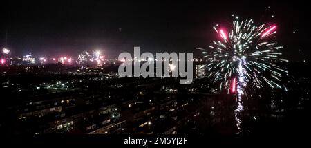 GELDROP - Fuochi d'artificio sopra lo skyline di Eindhoven. Una quantità record di fuochi d'artificio sono stati venduti e decollare durante la vigilia di Capodanno. ANP / Hollandse Hoogte / Rob Engelaar olanda fuori - belgio fuori Foto Stock