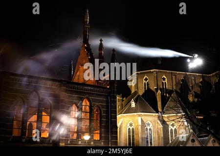 Veghel, Paesi Bassi. 1st gennaio 2023. VEGHEL - Vigili del fuoco ad un grande incendio nella Chiesa di Sint-Lambertus. La causa dell'incendio non è ancora nota. ANP ROB ENGELAAR netherlands OUT - belgium OUT Credit: ANP/Alamy Live News Foto Stock