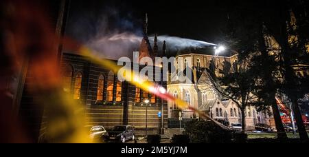 Veghel, Paesi Bassi. 1st gennaio 2023. VEGHEL - Vigili del fuoco ad un grande incendio nella Chiesa di Sint-Lambertus. La causa dell'incendio non è ancora nota. ANP ROB ENGELAAR netherlands OUT - belgium OUT Credit: ANP/Alamy Live News Foto Stock