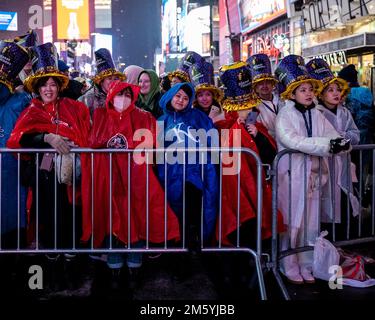 New York, Stati Uniti ha dichiarato. 31st Dec, 2022. Rain è ambientato mentre le persone si riuniscono per celebrare la vigilia di Capodanno a Times Square a New York City sabato 31 dicembre 2022. Foto di Gabriele Holtermann/UPI Credit: UPI/Alamy Live News Foto Stock