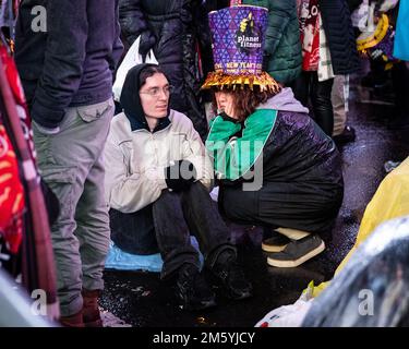 New York, Stati Uniti ha dichiarato. 31st Dec, 2022. Una coppia affronta la pioggia la vigilia di Capodanno a Times Square a New York City sabato 31 dicembre 2022. Foto di Gabriele Holtermann/UPI Credit: UPI/Alamy Live News Foto Stock