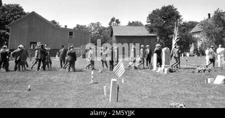 I resti della sfilata del Memorial Day della cittadina finiscono nel cimitero locale, ca. 1915. Foto Stock