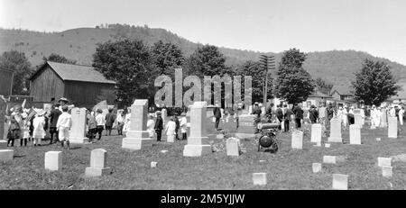 I resti della sfilata del Memorial Day della cittadina finiscono nel cimitero locale, ca. 1915. Foto Stock