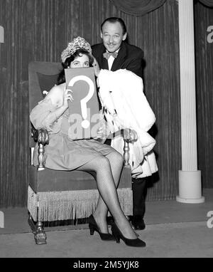 Ospite Jack Bailey è mostrato con un vincitore in una foto promozionale per il gioco televisivo Queen for A Day, ca. 1958. Foto Stock